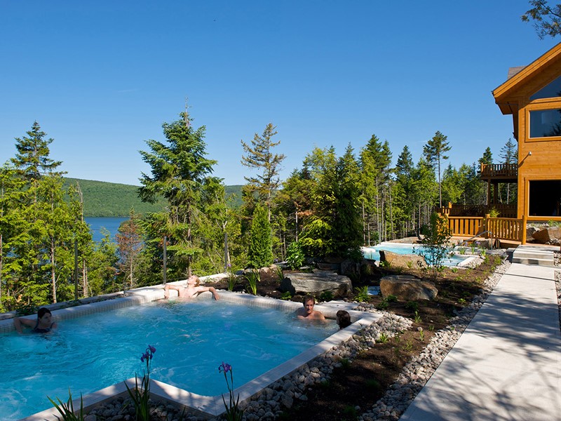 Profitez de la piscine et de l'environnement du Sacacomie