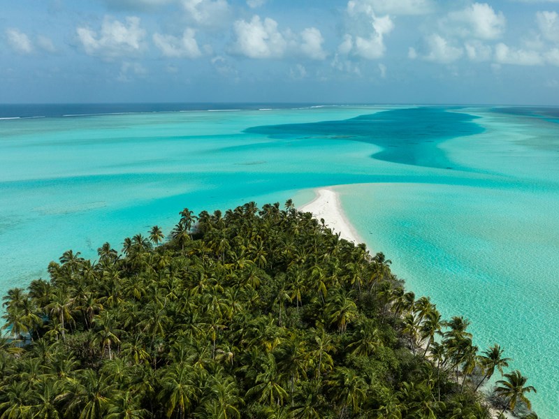 Les horizons turquoise des atolls maldiviens
