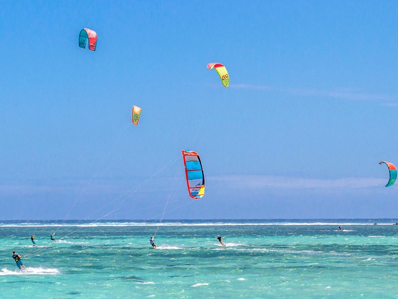 La péninsule du Morne ravira les mordus de kitesurf qui trouveront leur bonheur sur les vagues de ce spot de renommée mondiale