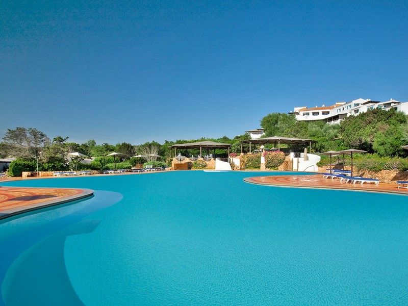 La piscine de l'hôtel Romazzino en Italie