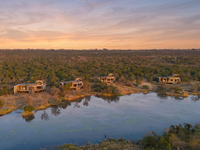 Des suites installées au bord de la rivière