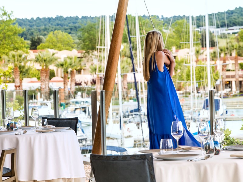 Le restaurant Water de l'hôtel Sani Asterias Suites