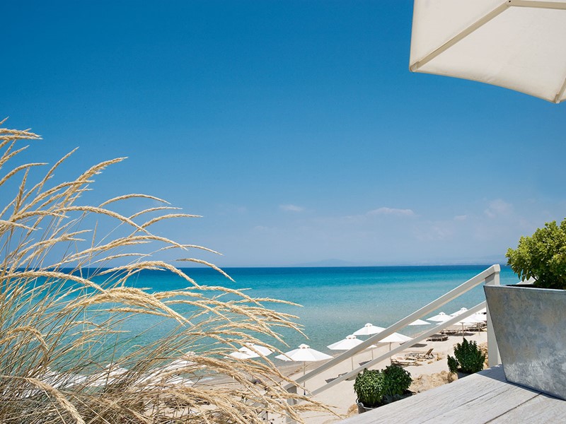 Le Sani Beach vous offre des vues époustouflantes sur la mer Egée