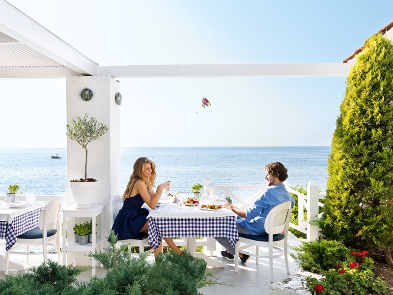 Le restaurant Ouzerie de l'hôtel Sani Club en Grèce