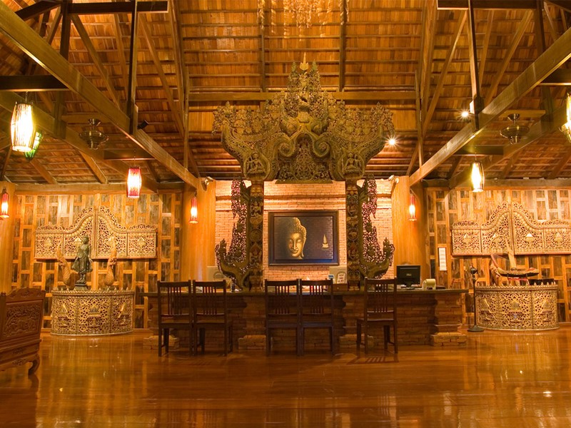 Le lobby de l'hôtel Santhiya Resort situé en Thailande