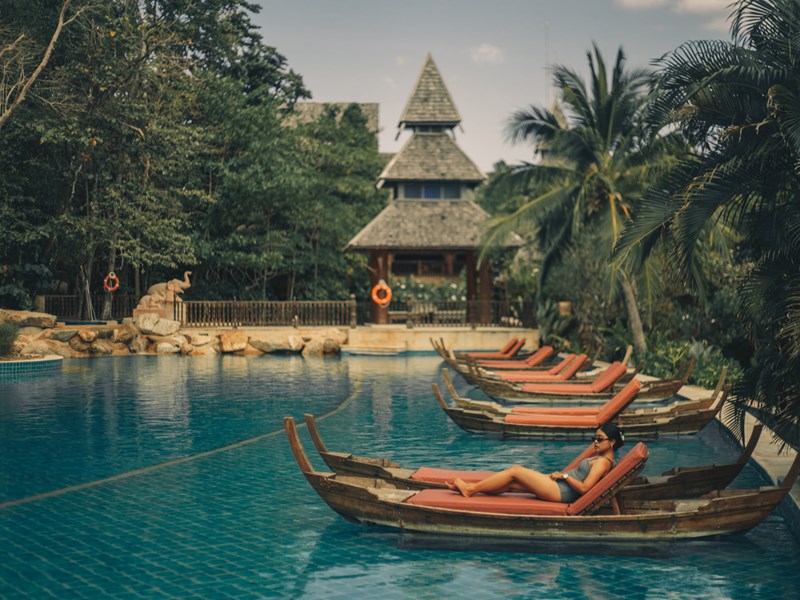 Détente au bord de la piscine