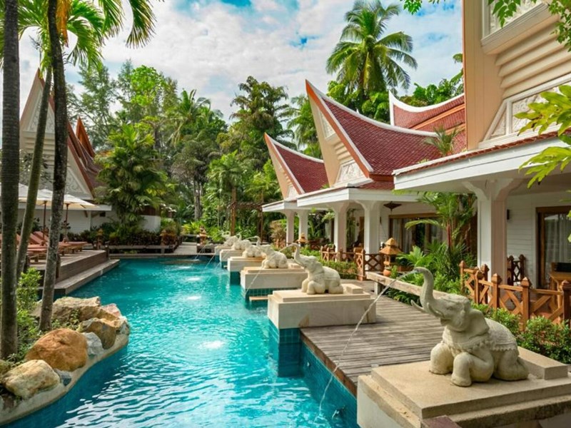 Accès privilégié a une superbe piscine depuis votre villa