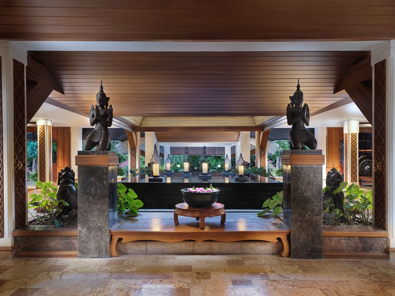 Le lobby de l'hôtel, à l'architecture thaïe