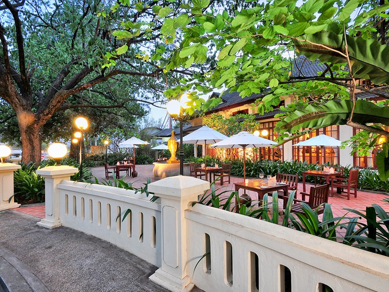 Le Café de l'hôtel Settha Palace situé au Laos