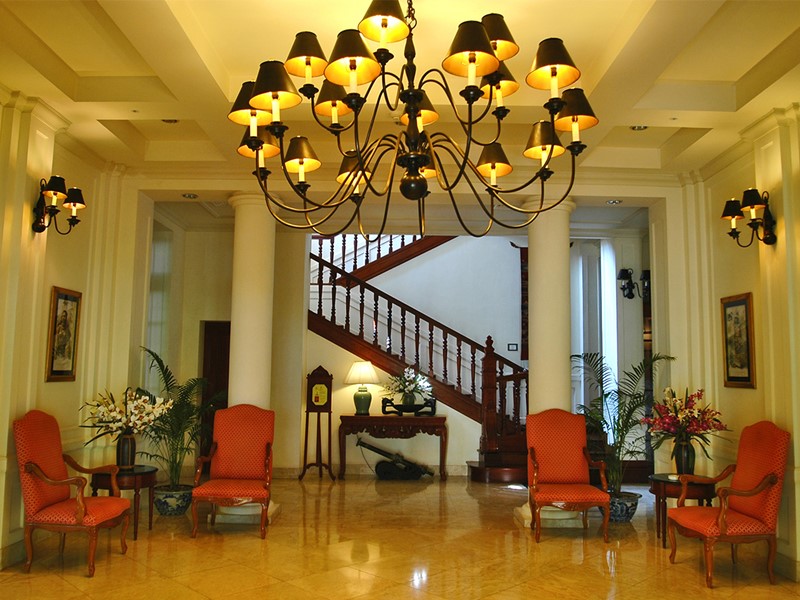 Le lobby de l'hôtel Settha Palace au Laos