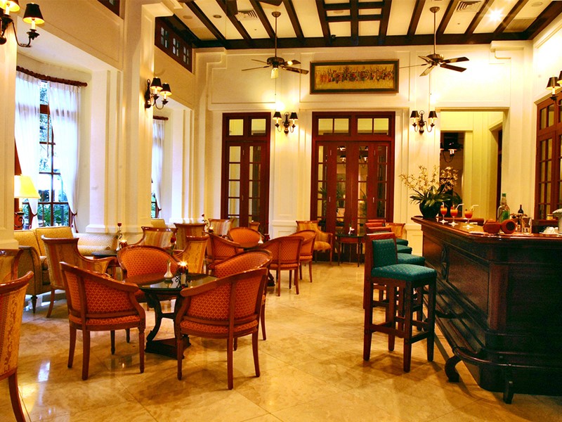 Le bar Belle Epoque de l'hôtel Settha Palace au Laos