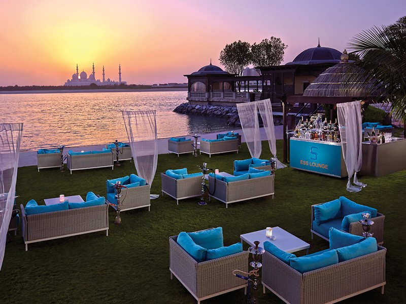 ESS Lounge du Shangri-La situé face à la mosquée de Sheikh Zayed