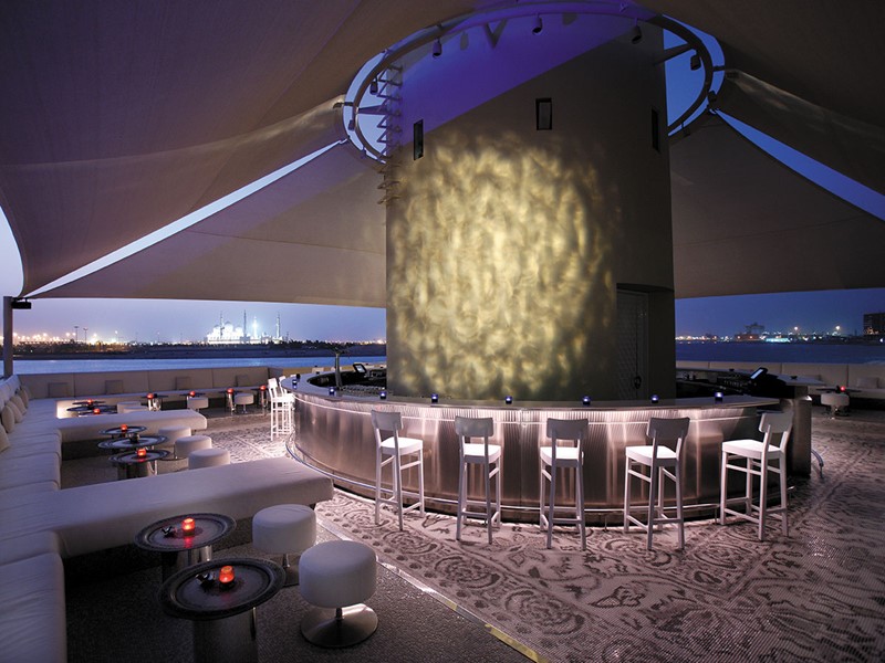 Pearls & Caviar Rooftop Bar du Shangri-La Hotel