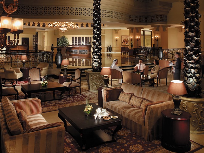 Le lobby lounge de l'hôtel Shangri-La Qaryat Al Beri