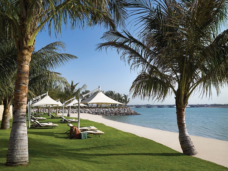 La plage du Shangri-La Qaryat Al Beri situé le long du Creek