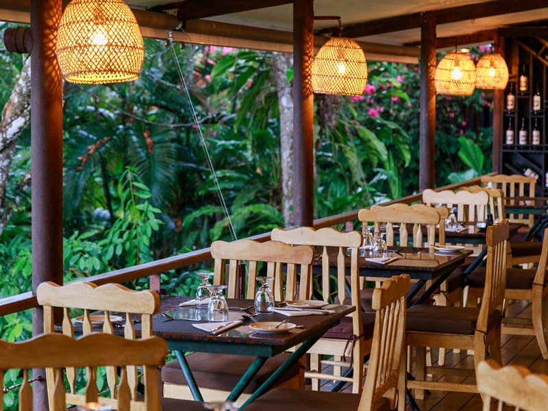 Installez-vous au restaurant en plein-air 