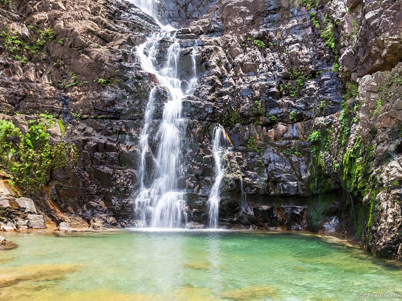 Admirez les chutes d'eau Temurun, un parc forestier abritant singes et cascades 