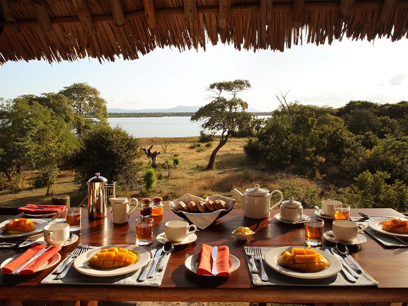 Petit déjeuner au Siwandu avec vue sur le lac