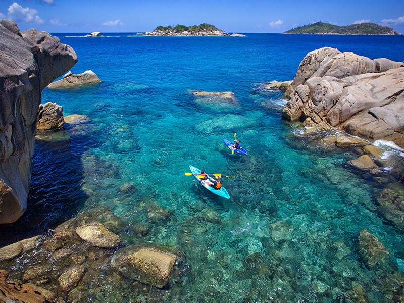 Kayak dans les eaux azurées 