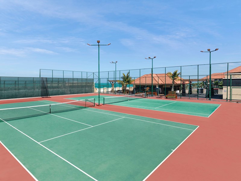 Profitez du court de tennis ensoleillé 