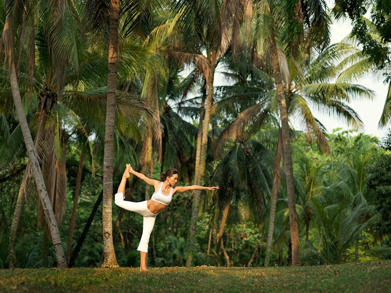Yoga dans le jardin tropical du Sofitel Singapore Sentosa