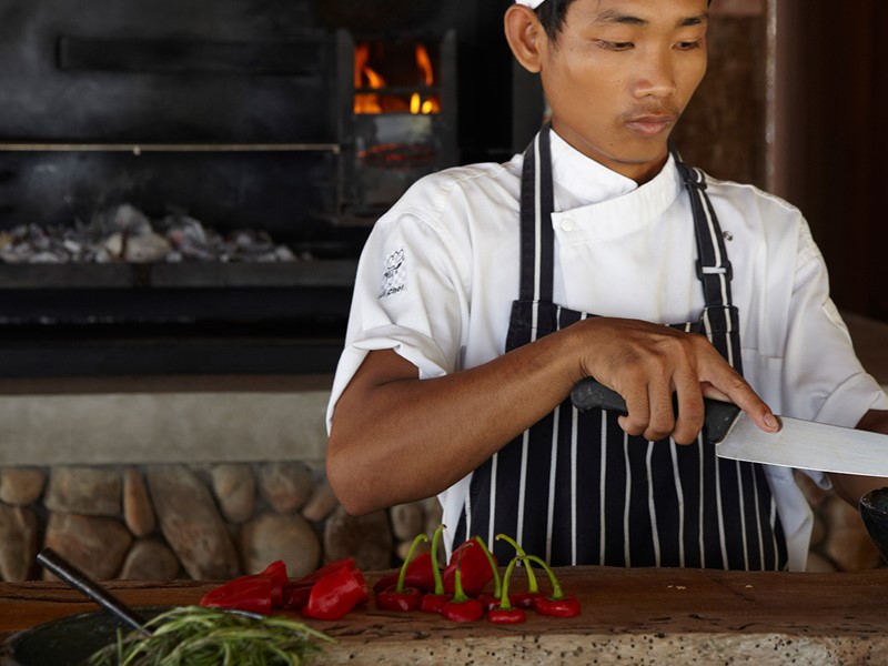 Démonstration culinaire par le chef à l'hôtel Song Saa au Cambodge