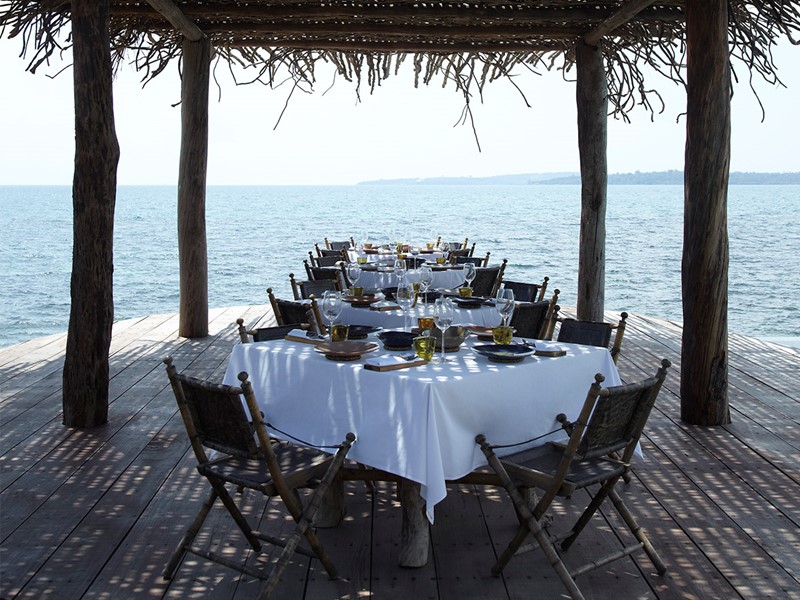 Restaurant au bord de la piscine de l'hôtel Song Saa Private Island