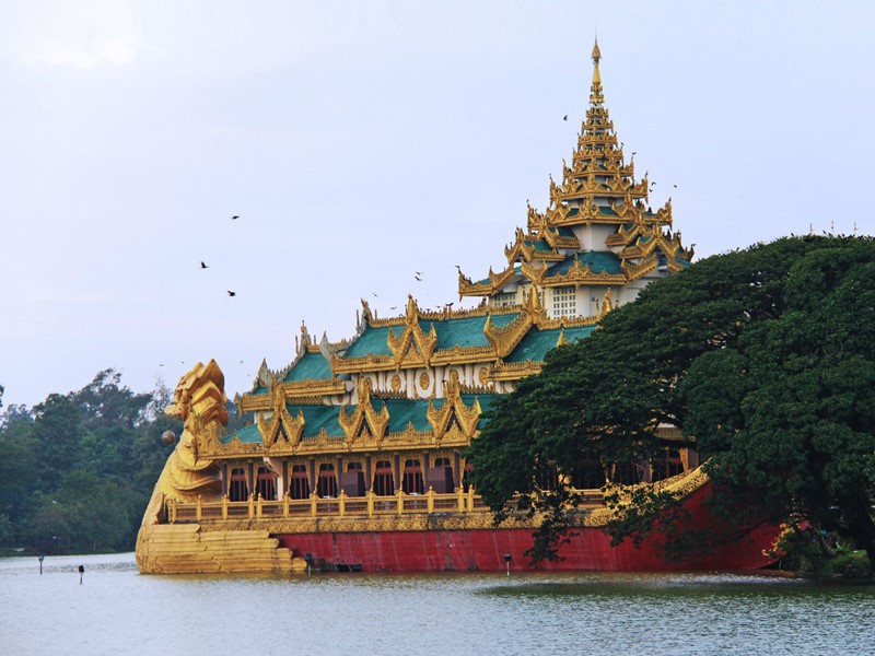 L'imposant Karaweik au milieu du lac Kandawgyi à Rangoon