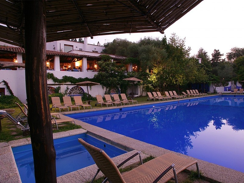 Faites un plongeon dans la piscine du Su Gologone Experience Hotel