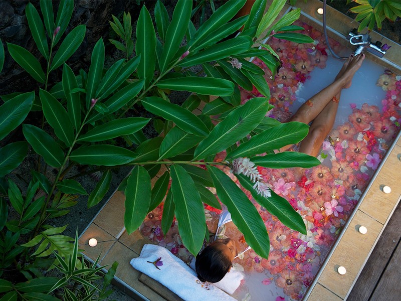Bain de fleurs à l'hôtel Le Tahaa by Pearl Resorts situé en Polynésie