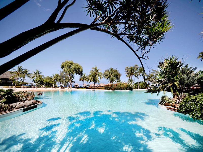 Profitez de la piscine de l'hôtel Le Méridien Tahiti