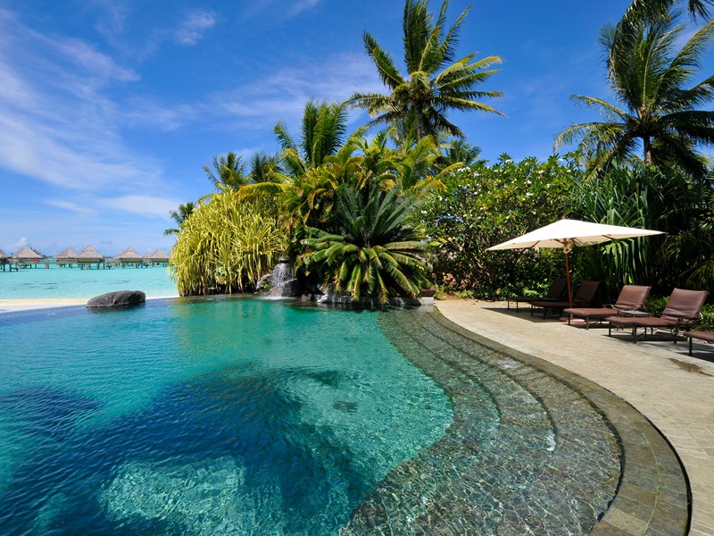 Flânez sous le soleil entre plage et piscine