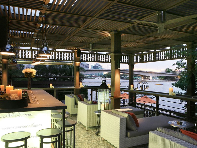 Hôtel Riva Surya, le bar surplombant le Chao Praya