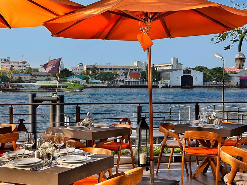 Hôtel Riva Surya, le restaurant surplombant le Chao Praya