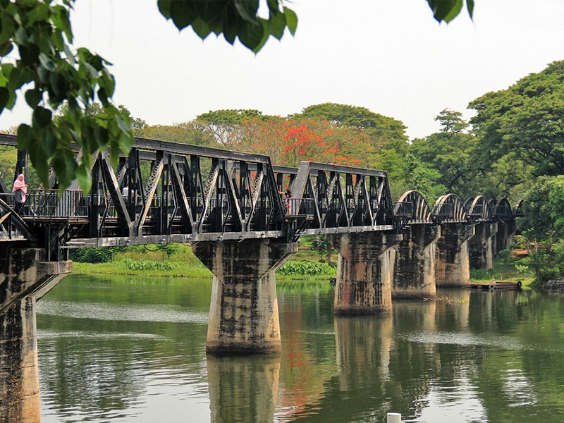Vue du pont sur la rivière Kwai à Kanchanaburi
