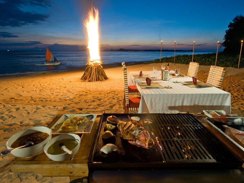 Barbecue sur la plage à la nuit tombée