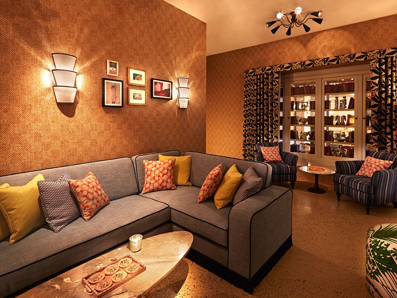 Lounge cosy de l'hôtel Confidante Miami Beach