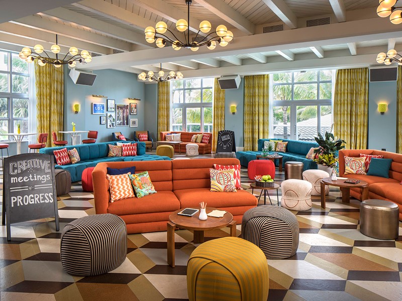 Lounge haut en couleur à l'hôtel Confidante Miami Beach 