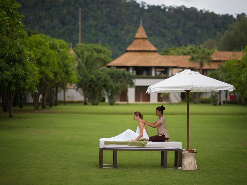 Massage en plein air au Layana Resort and Spa