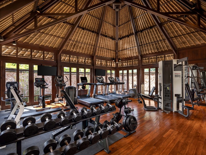 Gardez la forme dans la vaste salle de fitness