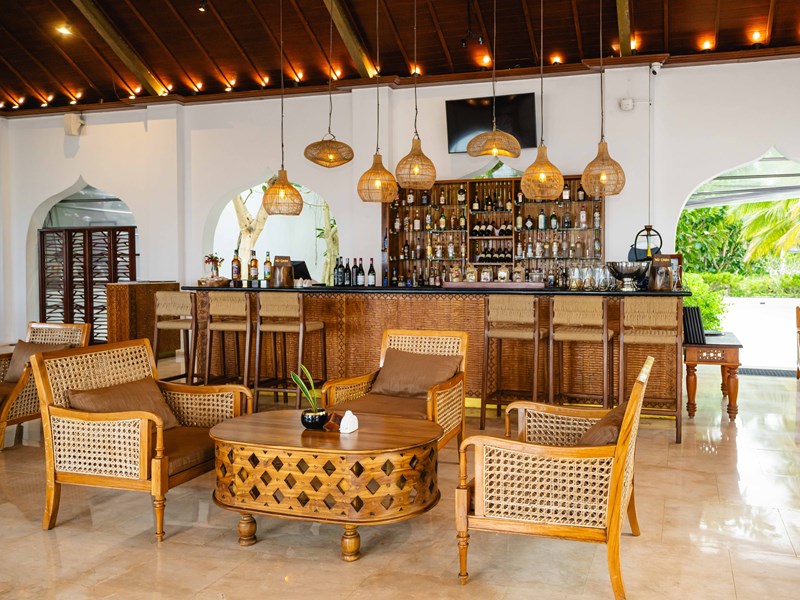Sirotez des délicieux cocktails au bar Sirotez des délicieux cocktails au bar