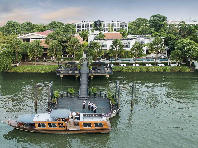 Idéalement situé au bord de la rivière Chao Phraya