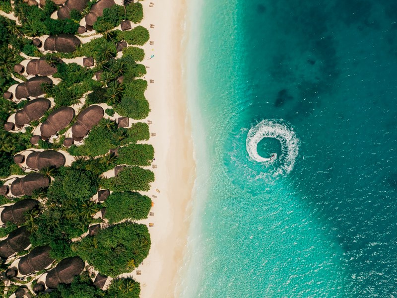 Lagon turquoise et végétation tropicale préservée