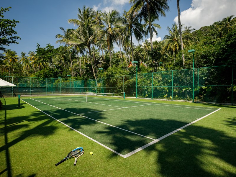 Une séance de tennis au sein d'une végétation luxuriante.