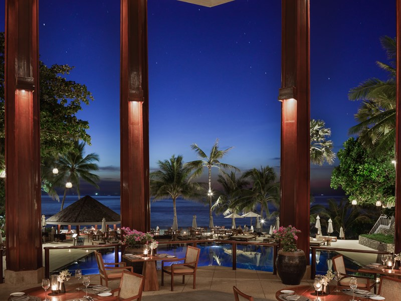 Le Sunset Restaurant, surplombant la piscine avec sa vue imprenable sur l'océan