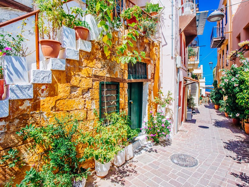 Escaliers fleuris au cœur de Chania