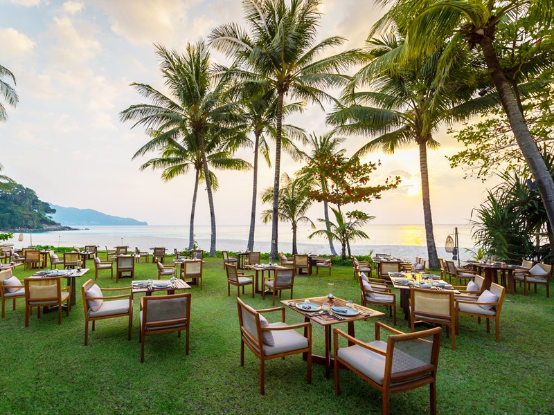 Dînez en plein air au bord de la plage au Surin
