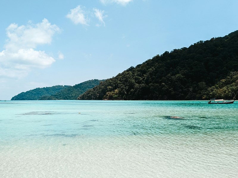 Les eaux turquoise des îles Surin