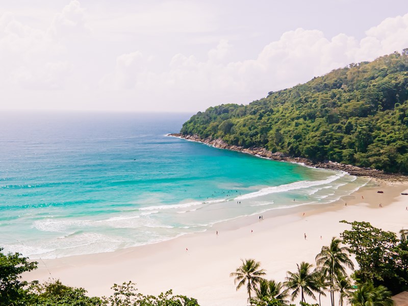 Profitez d'une pause paisible sur la plage de Karon