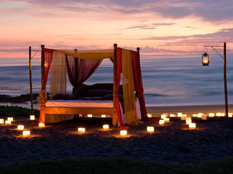 Endormez-vous sur la plage de l'hôtel Tugu Bali à Tanah Lot